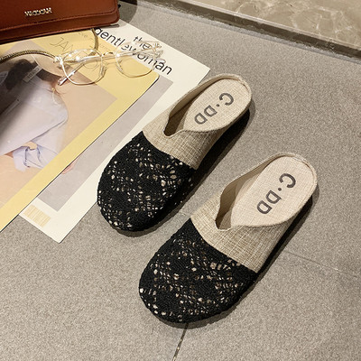 Γυναικείες κλειστές παντόφλες με επίπεδη σόλα σε μαύρο και μπεζ χρώμα