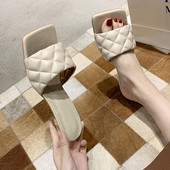 Jauns sieviešu čību modelis ar stepētu siksnu