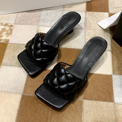 Jauns sieviešu čību modelis ar stepētu siksnu