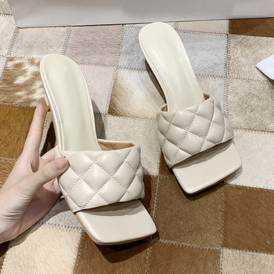 Jauns sieviešu čību modelis ar stepētu siksnu