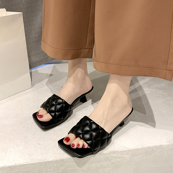 Jauns sieviešu čību modelis ar stepētu siksnu