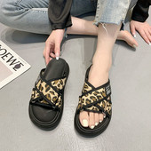 Ikdienas sieviešu čības ar emblēmu