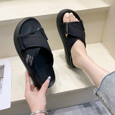 Ikdienas sieviešu čības ar emblēmu