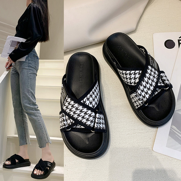 Ikdienas sieviešu čības ar emblēmu