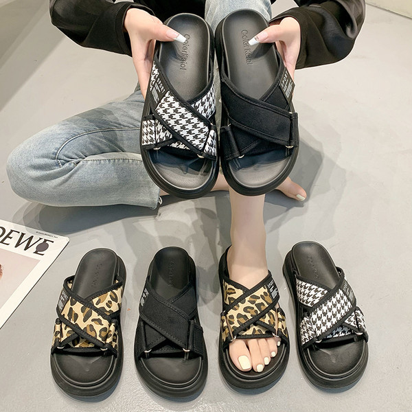 Ikdienas sieviešu čības ar emblēmu