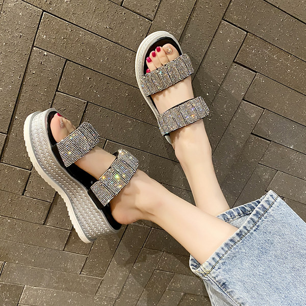 Sieviešu čības ar zoli un akmeņiem uz lencītes