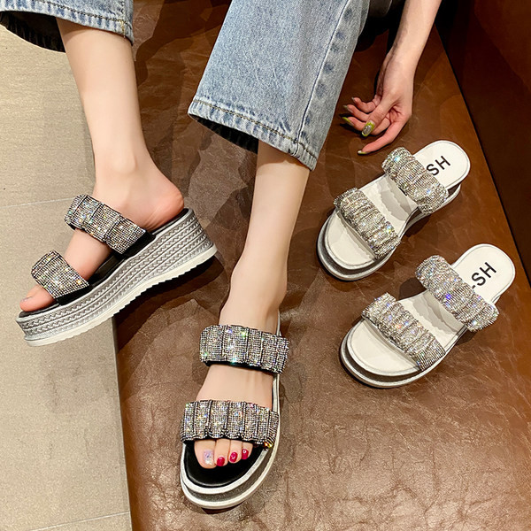 Sieviešu čības ar zoli un akmeņiem uz lencītes