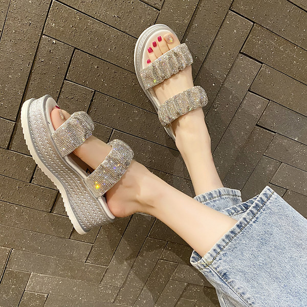 Sieviešu čības ar zoli un akmeņiem uz lencītes