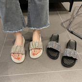 Ikdienas sieviešu čības ar plakanām zolēm un dekorācijas akmeņiem