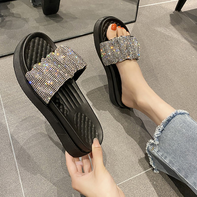 Ikdienas sieviešu čības ar plakanām zolēm un dekorācijas akmeņiem