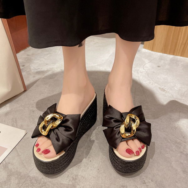 Modernas sieviešu čības ar platformu un lenti - divās krāsās