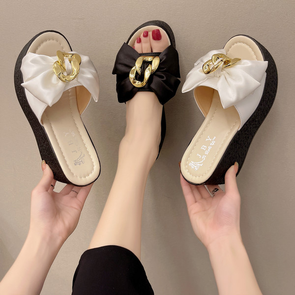 Modernas sieviešu čības ar platformu un lenti - divās krāsās