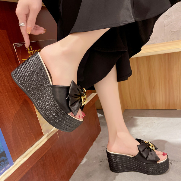 Modernas sieviešu čības ar platformu un lenti - divās krāsās