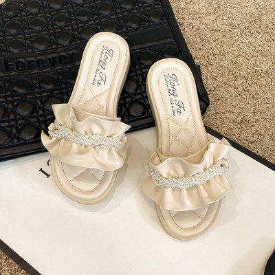 Sieviešu čības ar plakanu zoli un pērļu rotājumu