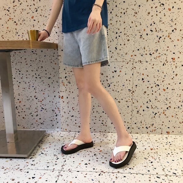 Ikdienas sieviešu čības caur purngaliem - baltā un melnā krāsā