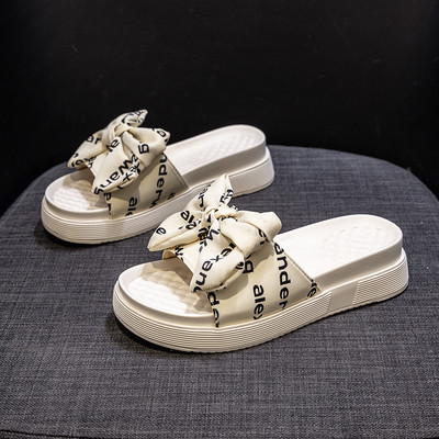 Γυναικείες παντόφλες με επίπεδη σόλα και διακόσμηση από πέρλες