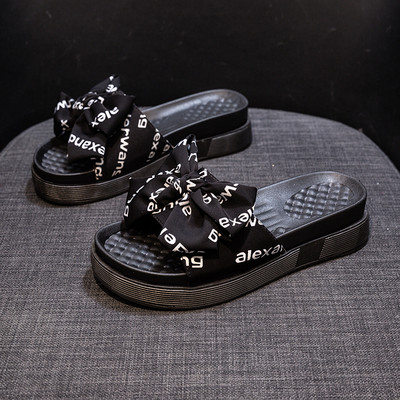 Γυναικείες παντόφλες με επίπεδη σόλα και διακόσμηση από πέρλες