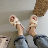 Ikdienas čības ar siksnām no mākslīgās ādas ar plakanu zoli