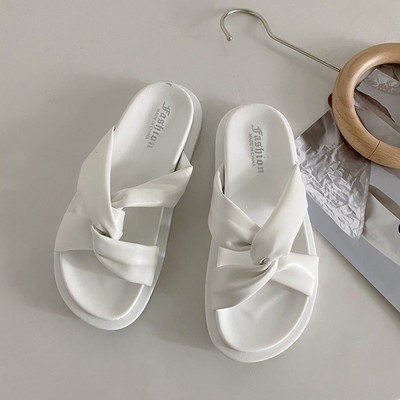 Ikdienas čības ar siksnām no mākslīgās ādas ar plakanu zoli