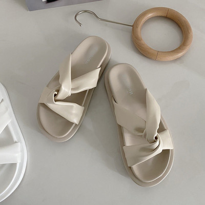 Ikdienas čības ar siksnām no mākslīgās ādas ar plakanu zoli