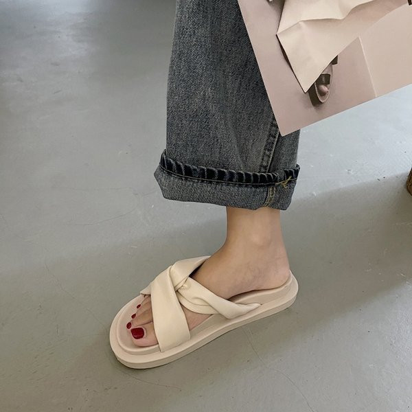 Ikdienas čības ar siksnām no mākslīgās ādas ar plakanu zoli