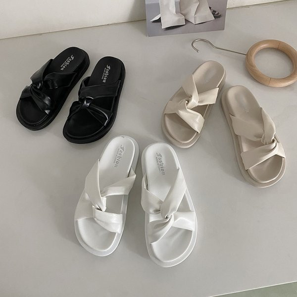 Ikdienas čības ar siksnām no mākslīgās ādas ar plakanu zoli