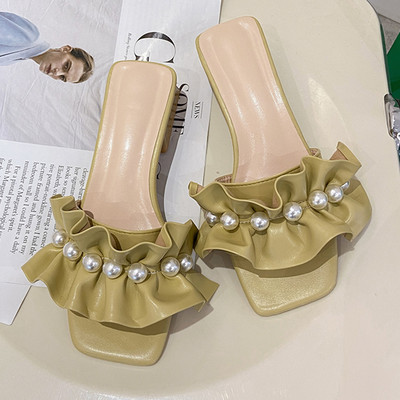 Γυναικείες παντόφλες με χαμηλό πάχος και πέρλες