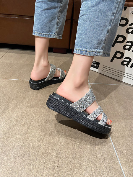 Sieviešu čības dekorētas ar akmeņiem un 4 cm zoli