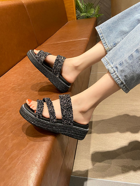 Sieviešu čības dekorētas ar akmeņiem un 4 cm zoli