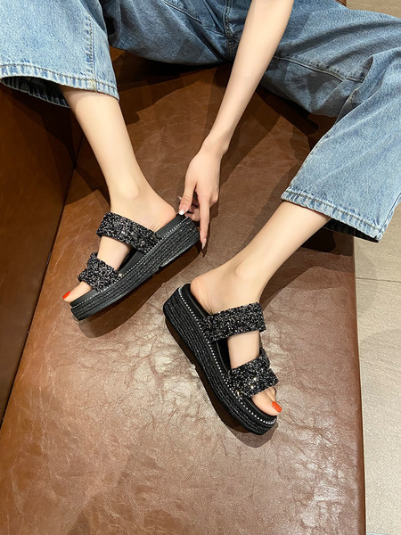 Sieviešu čības dekorētas ar akmeņiem un 4 cm zoli