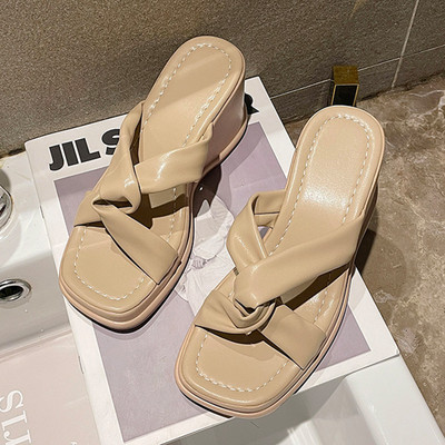 Sieviešu ikdienas čības ar augstu platformu un krusteniskām siksnām