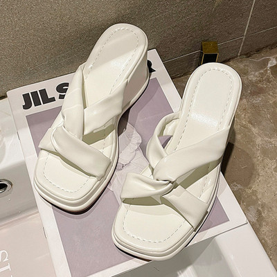 Sieviešu ikdienas čības ar augstu platformu un krusteniskām siksnām