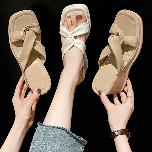 Sieviešu ikdienas čības ar augstu platformu un krusteniskām siksnām