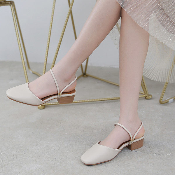 Modernas sieviešu čības ar kvadrātveida 3,5 cm papēdi melnā un bēšā krāsā