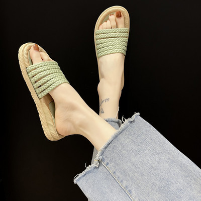 Modernas čības ar lencēm un plakanu zoli