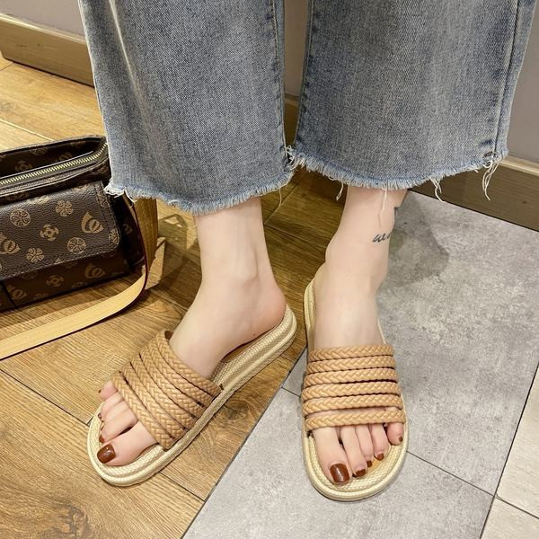 Modernas čības ar lencēm un plakanu zoli