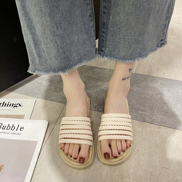 Modernas čības ar lencēm un plakanu zoli