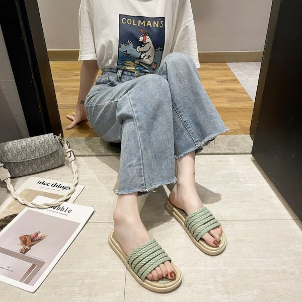 Modernas čības ar lencēm un plakanu zoli