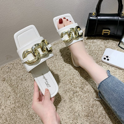 Παντόφλες μοντέρνες γυναικείες με μεταλλική διακόσμηση και επίπεδη σόλα