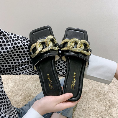 Παντόφλες μοντέρνες γυναικείες με μεταλλική διακόσμηση και επίπεδη σόλα