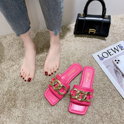 Παντόφλες μοντέρνες γυναικείες με μεταλλική διακόσμηση και επίπεδη σόλα