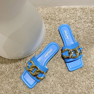 Παντόφλες μοντέρνες γυναικείες με μεταλλική διακόσμηση και επίπεδη σόλα