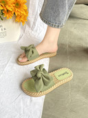 Γυναικείες παντόφλες με επίπεδη σόλα και κορδέλα