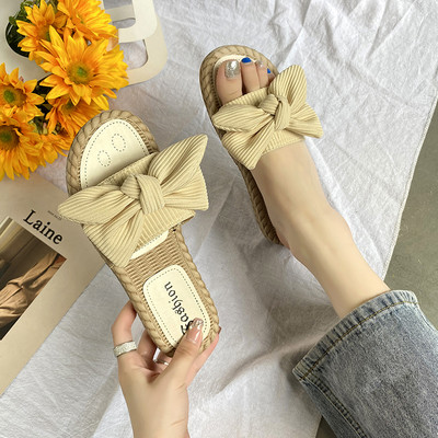 Γυναικείες παντόφλες με επίπεδη σόλα και κορδέλα