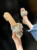 Sieviešu čības ar plakanu zoli un pērļu rotājumu