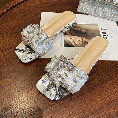 Sieviešu čības ar plakanu zoli un pērļu rotājumu