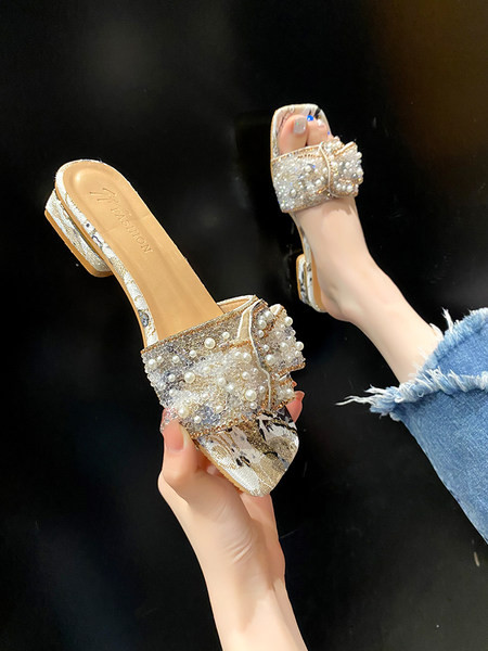 Sieviešu čības ar plakanu zoli un pērļu rotājumu