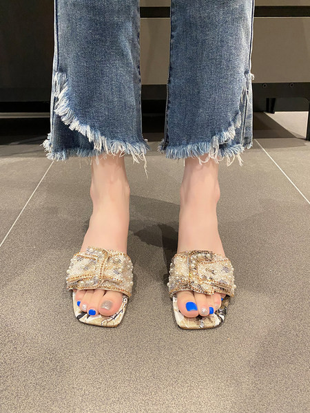 Sieviešu čības ar plakanu zoli un pērļu rotājumu