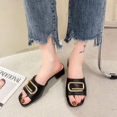 Modernas sieviešu čības ar metāla apdari un papēdi 5 cm