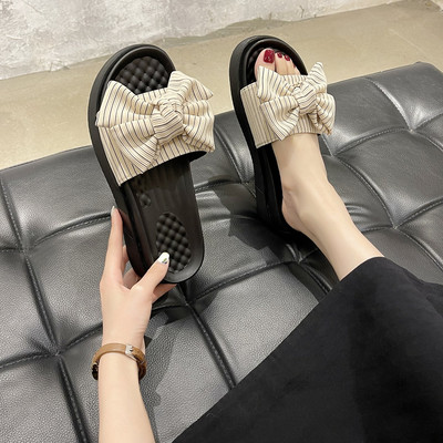 Pašreizējās čības ar lentu un plakanu zoli